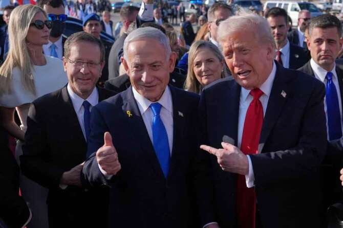 FILE – President Donald Trump poses for a photo with Israel’s Prime Minister Benjamin Netanyahu before he boards Air Force One at Ben Gurion International Airport, Oct. 13, 2025, near Tel Aviv, as Israel’s President Isaac Herzog, left, watches. (AP Photo/Evan Vucci, File) Associated Press / LaPresse Only italy and spain