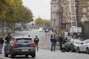 Police officers work by a basket lift used by thieves Sunday, Oct. 19, 2025 at the Louvre museum in Paris. (AP Photo/Thibault Camus) Associated Press/LaPresse