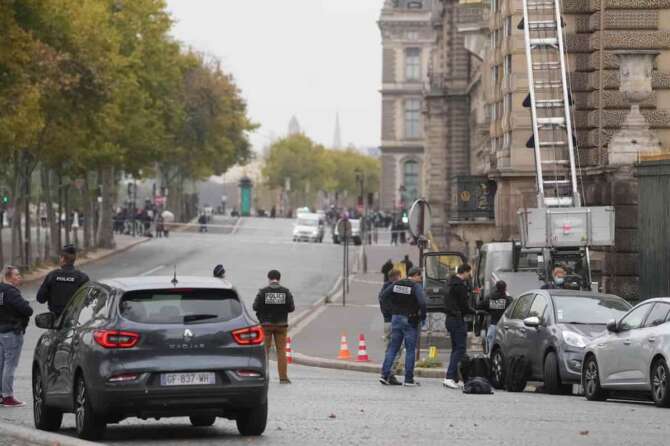 Police officers work by a basket lift used by thieves Sunday, Oct. 19, 2025 at the Louvre museum in Paris. (AP Photo/Thibault Camus) Associated Press/LaPresse