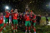 Morocco players celebrate with the trophy after defeating Argentina in the FIFA U-20 World Cup final soccer match in Santiago, Chile, Sunday, Oct. 19, 2025. (AP Photo/Matias Delacroix) Associated Press/LaPresse