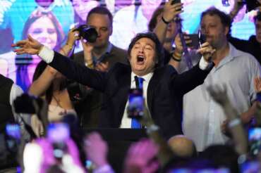 Argentina’s President Javier Milei celebrates after winning in legislative midterm elections in Buenos Aires, Argentina, Sunday, Oct. 26, 2025. (AP Photo/Rodrigo Abd) Associated Press/LaPresse