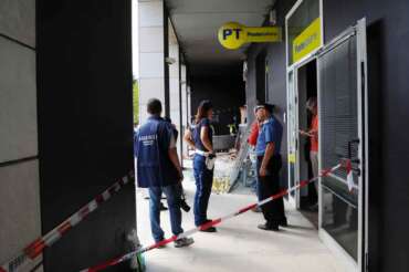 FOTO DI REPERTORIO Foto LaPresse – Andrea Campanelli 16/08/17 Brescia ITA Cronaca Ufficio Postale di Mazzano, tentativo fallito di furto del bancomat tramite esplosione Nella foto: i danni riportati all ufficio e i lavori di pulizia