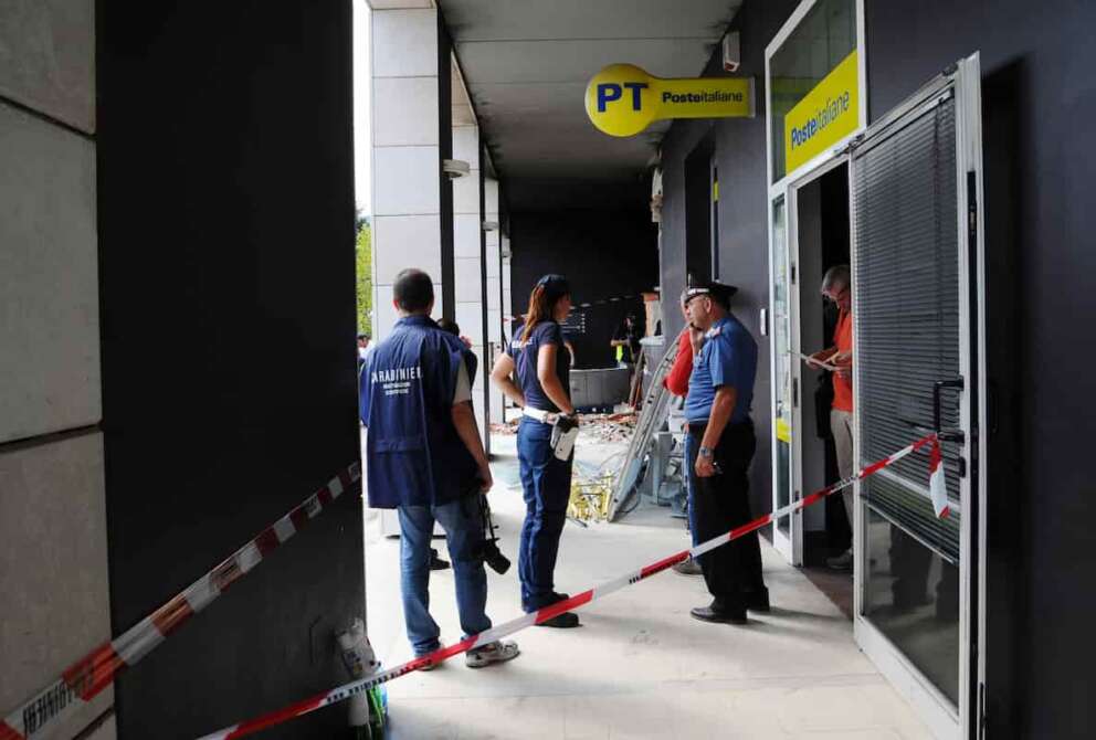 FOTO DI REPERTORIO Foto LaPresse – Andrea Campanelli 16/08/17 Brescia ITA Cronaca Ufficio Postale di Mazzano, tentativo fallito di furto del bancomat tramite esplosione Nella foto: i danni riportati all ufficio e i lavori di pulizia
