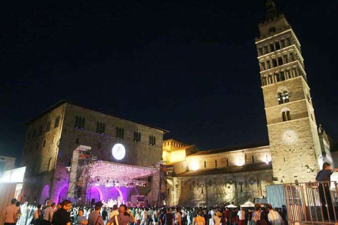 ©Paolo Nucci / LaPresse 13-07-2007 Pistoia Spettacolo Pistoia Blues 2007 Nella foto: una veduta della Piazza di Pistoia con il palco