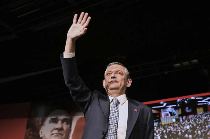 Turchia, smacco al regime di Erdogan: archiviata la causa contro Özgür Özel, il leader dell’opposizione