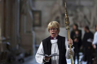 Sarah Mullally, chi è la prima donna in 500 anni a capo della Chiesa di Inghilterra: nominata arcivescovo di Canterbury