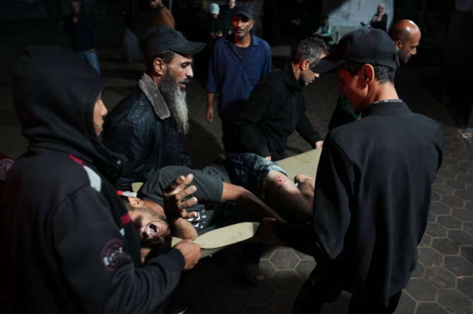 Gaza, dopo i bombardamenti israeliani torna in vigore la fragile tregua: almeno 100 morti nei raid dell’IDF