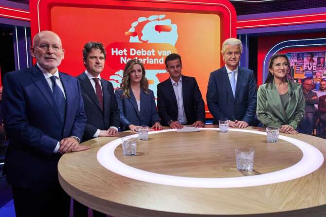From left, Frans Timmermans, of the center-left two-party bloc of Labor Party and Green Left, Henri Bontenbal, party leader of the Christian Democratic Appeal, CDA, presenters Merel Ek and Wilfred Genee, far-right anti islam lawmaker Geert Wilders of the PVV party and Dilan Yesilgöz, leader of the right-wing People\’s Party for Freedom and Democracy, pose for a photo prior to a debate at the SBS6 TV studio in Hilversum, Netherlands, Thursday, Oct. 23, 2025. (AP Photo/Peter Dejong)