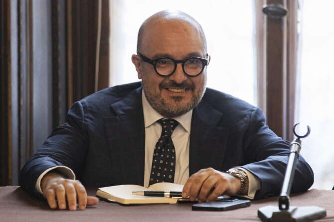 Sangiuliano, ritorno in politica per l’ex ministro: da inviato Rai a Parigi alla Campania, sfida il suo “passato” Boccia