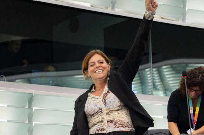 Ilaria Salis salva per un voto, il Parlamento Ue conferma l’immunità col soccorso “segreto” del centrodestra contro Orban