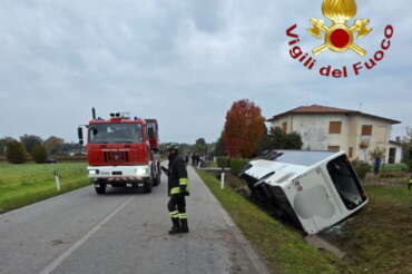 Bus con 50 studenti a bordo si scontra con un suv a Oderzo, morto il conducente dell’auto: aveva la patente scaduta