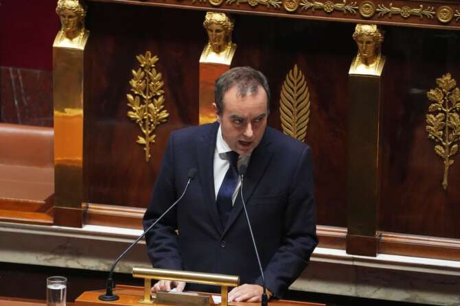 Francia, Lecornu cerca la sponda e i voti dei socialisti per evitare la sfiducia: “sospesa” la riforma delle pensioni