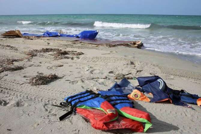 Naufragio al largo della Tunisia, altra strage nel Mediterraneo: almeno 40 i migranti morti, tra le vittime anche neonati