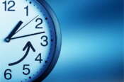 Ora solare, quando cambia e perché le lancette tornano indietro di un’ora: in sette mesi risparmiati 90 milioni di euro