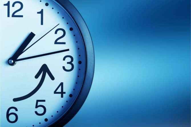 Ora solare, quando cambia e perché le lancette tornano indietro di un’ora: in sette mesi risparmiati 90 milioni di euro
