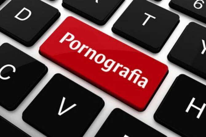 Porno online, l’accesso solo dimostrando di essere maggiorenni: l’AgCom blocca 48 siti per il decreto Caivano