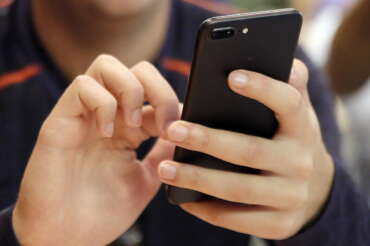 Bollette del telefono legate all’inflazione, il regalo alle compagnie dalla maggioranza Meloni col ddl Concorrenza