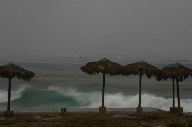 Uragano Melissa verso la Giamaica, la tempesta di livello 5 fa paura: migliaia di evacuati, ci sono già vittime