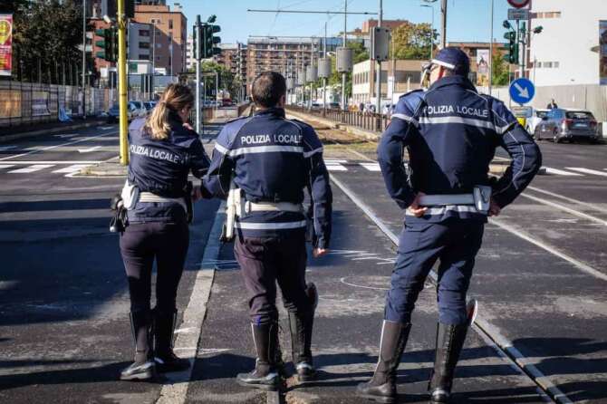 FOTO DI REPERTORIO Foto LaPresse – Matteo Corner 16/10//2019 Milano (Ita) Cronaca Incidente tram autobus in via Giambellino incrocio via Giordani Nella foto: i rilievi della Polizia Locale News Tram accident with a bus in via Giambellino crossing via Giordani In the photo: the findings of the Local Police