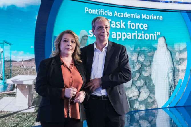 Foto Mauro Scrobogna /LaPresse 11-05-2022 Roma (Italia) – Cronaca – RAI – trasmissione Porta a Porta, apparizioni veggente Trevignano – Nella foto: la veggente Gisella Cardia con il marito Gianni Cardia ospiti di Bruno Vespa May 11, 2022 Rome (Italy) – News – RAI – Porta a Porta transmission, visionary apparitions Trevignano – In the photo: the visionary Gisella Cardia with her husband Gianni Cardia guests of Bruno Vespa