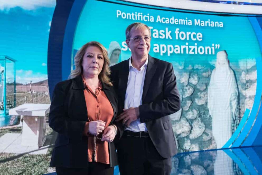 Foto Mauro Scrobogna /LaPresse 11-05-2022 Roma (Italia) – Cronaca – RAI – trasmissione Porta a Porta, apparizioni veggente Trevignano – Nella foto: la veggente Gisella Cardia con il marito Gianni Cardia ospiti di Bruno Vespa May 11, 2022 Rome (Italy) – News – RAI – Porta a Porta transmission, visionary apparitions Trevignano – In the photo: the visionary Gisella Cardia with her husband Gianni Cardia guests of Bruno Vespa