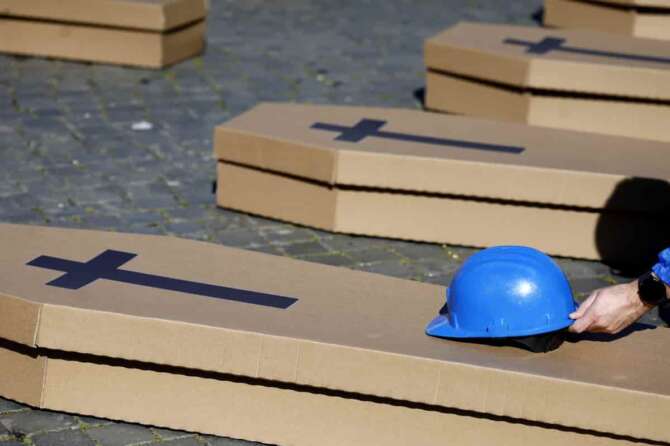 La UIL organizza in occasione della festa del Papà la giornata Zero Morti Sul LAvoro con una suggestiva installazione di bare che copre tutta Piazza del Popolo – Cronaca – Roma, Italia – Martedì , 19 Marzo 2024 (foto Cecilia Fabiano / LaPresse) On the occasion of Father’s Day , St Joseph worker , the UIL trade union organizes Zero Deaths at Work day with a suggestive installation of coffins covering the entire Piazza del Popolo – News – Rome, Italy – Tuesday , March 19 , 2024 (photo Cecilia Fabiano / LaPresse)