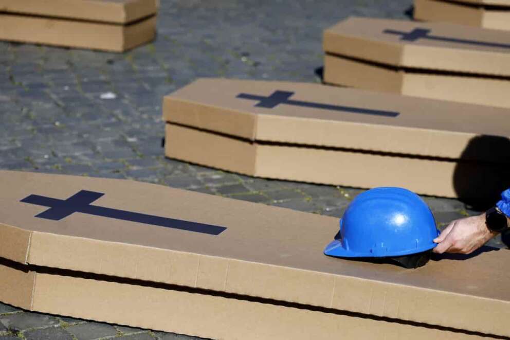 La UIL organizza in occasione della festa del Papà la giornata Zero Morti Sul LAvoro con una suggestiva installazione di bare che copre tutta Piazza del Popolo – Cronaca – Roma, Italia – Martedì , 19 Marzo 2024 (foto Cecilia Fabiano / LaPresse) On the occasion of Father’s Day , St Joseph worker , the UIL trade union organizes Zero Deaths at Work day with a suggestive installation of coffins covering the entire Piazza del Popolo – News – Rome, Italy – Tuesday , March 19 , 2024 (photo Cecilia Fabiano / LaPresse)