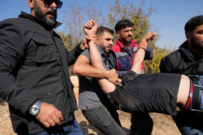 Nessuno ferma lo squadrismo degli israeliani: così i coloni stanno mettendo a ferro e fuoco la Cisgiordania