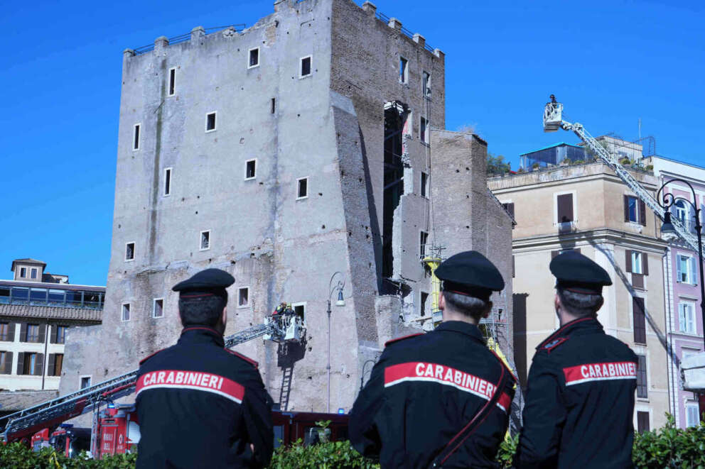 Crolla parte della Torre dei Conti a Roma