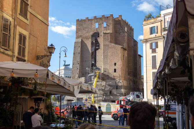 Roma: torre dei conti, crollo largo corrado ricci, intervento di vvf e forze di polizia    nella foto il luogo del crollo    roma 03 nov 2025                                                               (Foto: Francesco Benvenuti / LaPresse)