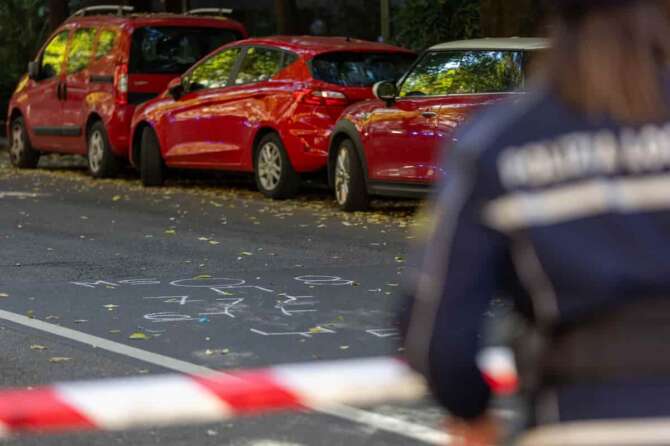 Investimento pedone sulle strisce pedonali di Via Fratelli Bronzetti angolo Macedonio Melloni. Polizia locale sul posto – Milano, Italia – Mercoledì, 5 novembre 2025 (foto Stefano Porta / LaPresse) A pedestrian was struck at the crosswalk on Via Fratelli Bronzetti, corner of Macedonio Melloni. Local police were on scene. – Milan, Italy – Wednesday, 5 November 2025 (photo Stefano Porta / LaPresse)