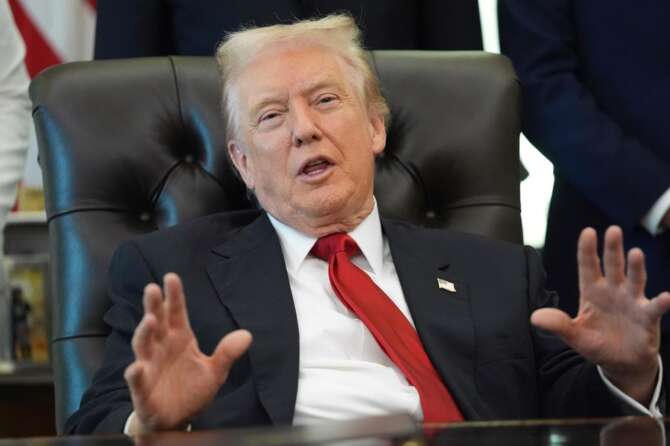 Donald Trump sempre più folle e surreale: così la tragedia si è mischiata alla farsa