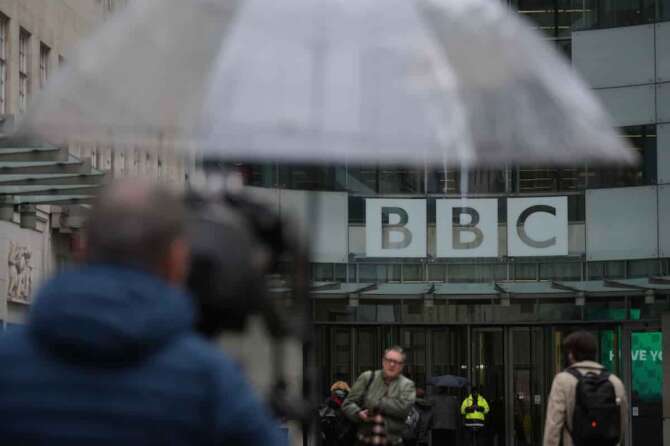 Media members wait outside the BBC Headquarters in London, Monday, Nov. 10, 2025. (AP Photo/Kin Cheung) Associated Press / LaPresse Only italy and spain