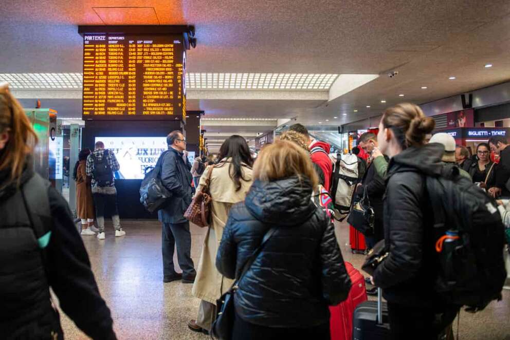 Ritardi fino 7 ore di alcuni treni a Termini causa un incidente sui binari questa mattina- Giovedì 13 Novembre, 2025. News (Photo by Valentina Stefanelli/Lapresse) Some trains at Termini were delayed by up to 7 hours due to an accident on the tracks this morning – Thursday, November 13, 2025. News (Photo by Valentina Stefanelli/Lapresse)