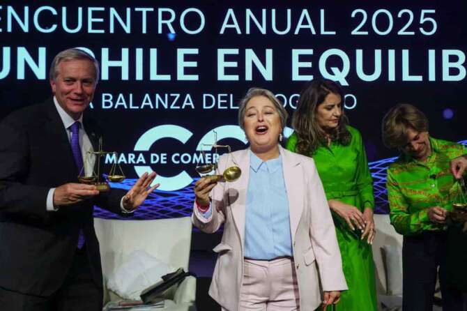 FILE – Chilean presidential candidates Jose Antonio Kast of the Republican party, left, Jeannette Jara, of the Unidad por Chile official coalition, center, and Evelyn Matthei of the Chile Vamos coalition hold scales after a meeting with the Santiago Chamber of Commerce ahead of elections, in Santiago, Chile, Thursday, July 24, 2025. (AP Photo/Esteban Felix, File)