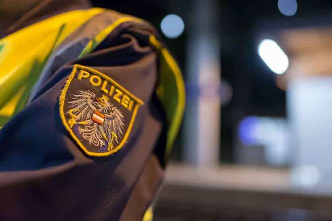 14.05.2017, Bahnhof, Steinach am Brenner, AUT, Grenzkontrollen, Medientermin Begleitung von Güterzugkontrollen, im Bild das Polizeiwappen am Ärmel eines Beamten // Border controls of Austrian Federal Police. The Police is searching for illegal migrants from Italy on freight trains in Steinach am Brenner, Austria on 2017/08/18. EXPA Pictures © 2017, PhotoCredit: EXPA/ Jakob Gruber