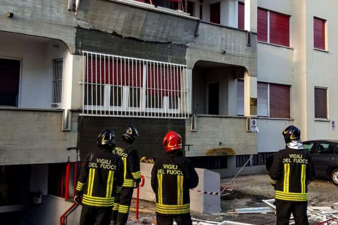 Esplosione “sventra” una palazzina a Rivarolo Canavese nel Torinese: coppia ferita, una donna è grave