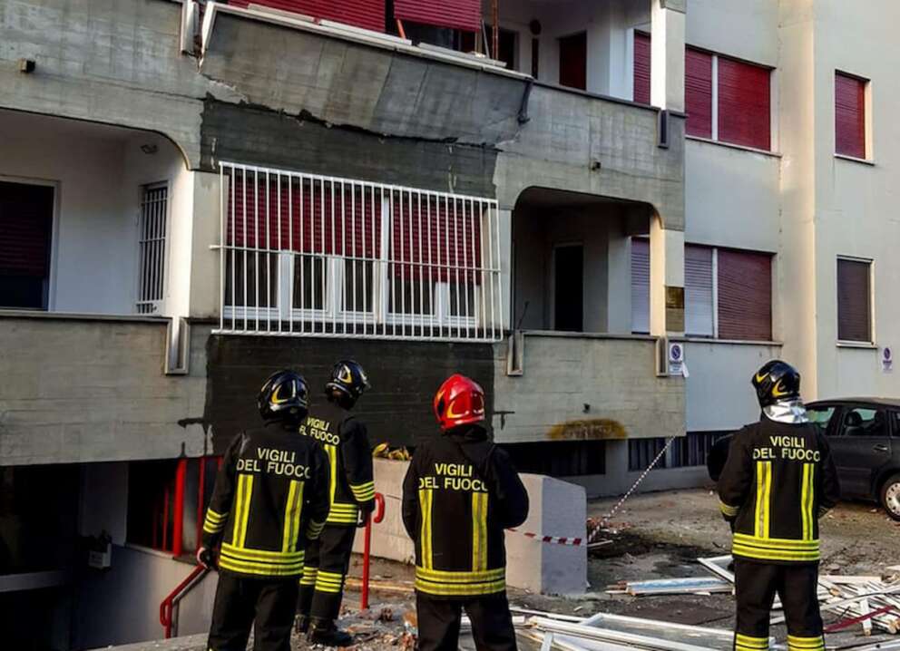 Esplosione “sventra” una palazzina a Rivarolo Canavese nel Torinese: coppia ferita, una donna è grave