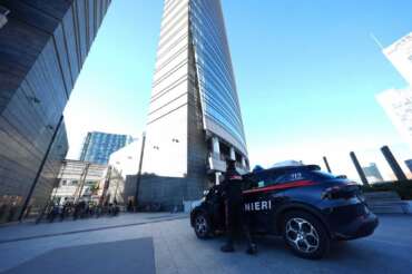 Milano, donna accoltellata in pieno giorno in piazza Gae Aulenti: lama di 30 centimetri nella schiena, in fuga l’aggressore