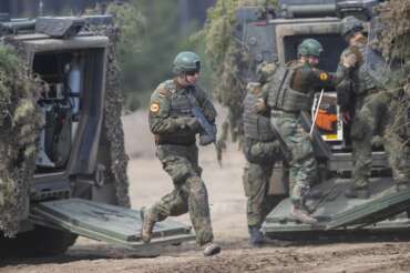 Francia e Germania, la corsa al riarmo e alla militarizzazione: Parigi e Berlino tentate dalla leva obbligatoria