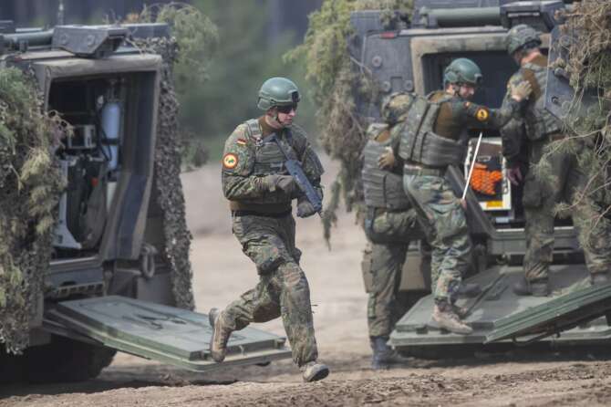 Francia e Germania, la corsa al riarmo e alla militarizzazione: Parigi e Berlino tentate dalla leva obbligatoria