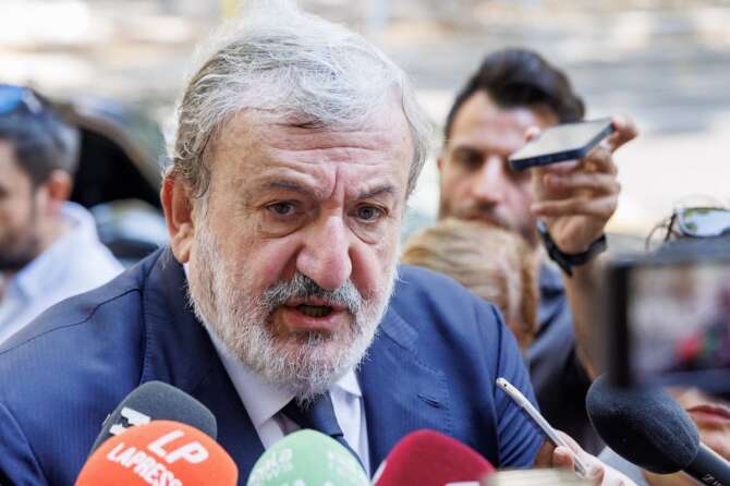 Michele Emiliano e le porte girevoli politica-magistratura: l’ex governatore pugliese rivuole la toga (con stipendio doppio)