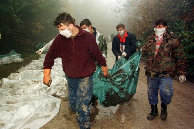 Guerra in Bosnia, italiani tra i “cecchini del weekend” a Sarajevo per sparare sui civili sotto assedio