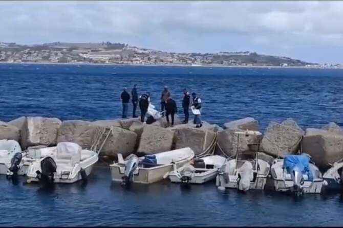 Neonato soffocato e abbandonato sugli scogli, ergastolo per la nonna che ha ucciso il nipote a Villa San Giovanni