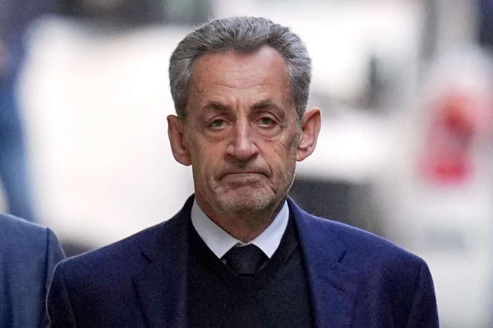 Sarkozy, altra condanna definitiva per l’ex presidente francese: non tornerà in carcere, per lui ipotesi braccialetto elettronico