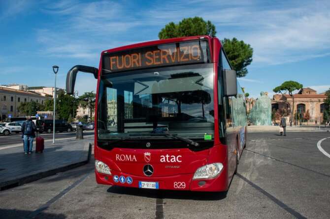 Destra all’attacco del diritto allo sciopero, l’emendamento per “schedare” i partecipanti: polemiche e dietrofront di FdI