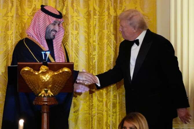 Trump riceve bin Salman alla Casa Bianca, prima volta dopo l’omicidio Khashoggi: l’intesa con i sauditi tra affari ed F-35