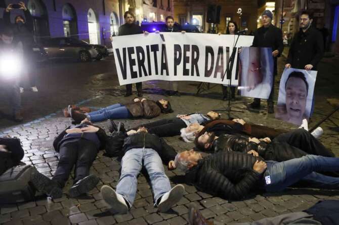 Carolina Orlandi figlia di David Rossi morto a Pisa nel 2013 in circostanze misteriose dopo una caduta dala finestra di una sede del Monte dei Paschi di Siena promuove un presidio in occasione dell’apertura della commissione di inchiesta sulla morte del padre – Cronaca – Roma, Italia – Martedì, 06 Marzo 2024 (foto Cecilia Fabiano / LaPresse)   Carolina Orlandi, David Rossi’s daughter , the men who died in Pisa in 2013 in mysterious circumstances after a fall from the window of a Monte dei Paschi di Siena office, promotes a demonstration on the occasion of the opening of the commission of inquiry into her father’s death- Rome, Italy – Tuesday, March 06 , 2024 (photo Cecilia Fabiano / LaPresse)