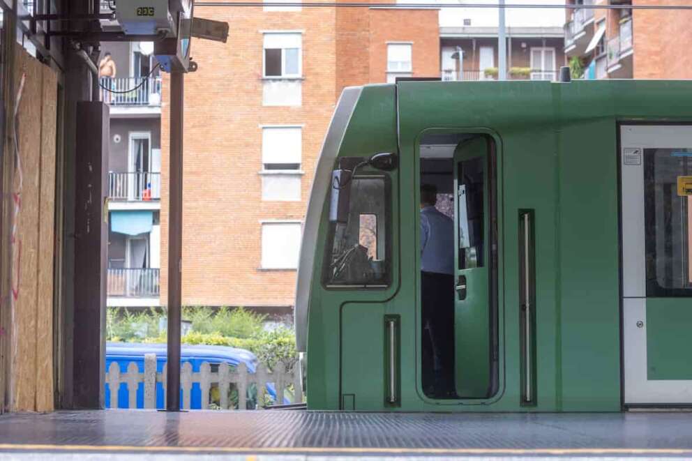 FOTO DI REPERTORIO Un treno fermo a Crescenzago per Un fulmine manda a fuoco una cabina elettrica in Via Palmanova lungo la linea della metropolitana m2 alla fermata Cimiano – Milano, Italia – Venerdì, 12 luglio 2024 (foto Stefano Porta / LaPresse) Lightning sets fire to an electrical substation in Via Palmanova along the M2 metro line at the Cimiano stop – Milan, Italy – Friday, 12 july 2024 (photo Stefano Porta / LaPresse)