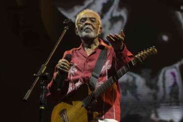 Quella musica senza tempo di Gilberto Gil: dall’esilio dalla dittatura militare a icona del tropicalismo brasiliano